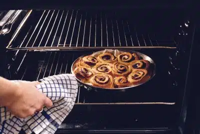 Les erreurs courantes à éviter lors de la cuisson au four: conseils pratiques.