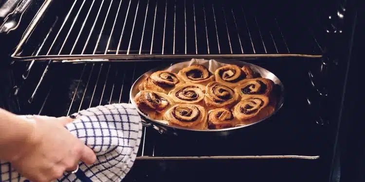 Les erreurs courantes à éviter lors de la cuisson au four: conseils pratiques.