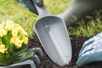 Jardinier à domicile : tarifs, statuts et avantages fiscaux en 2026