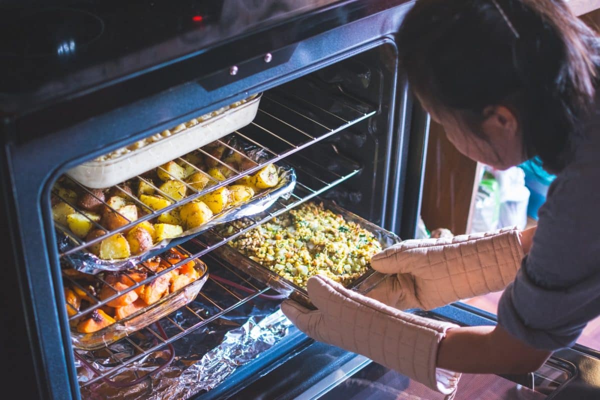 Les erreurs courantes à éviter lors de la cuisson au four: conseils pratiques.